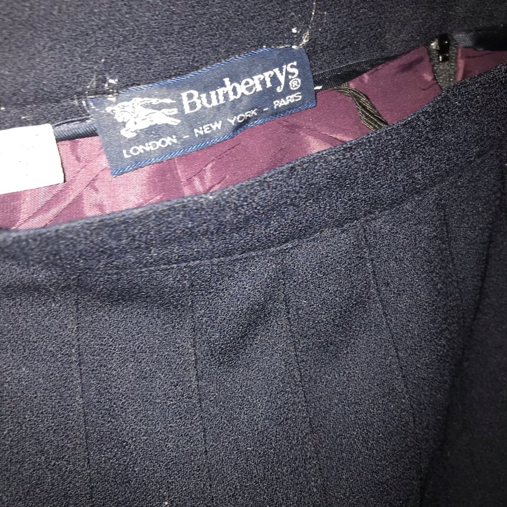 Burberrys lined pleated skirt size 8 navy blue